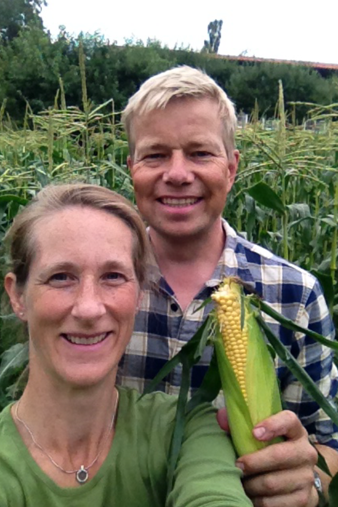 Margaret og Eivind Skjulestad med mais fra gården